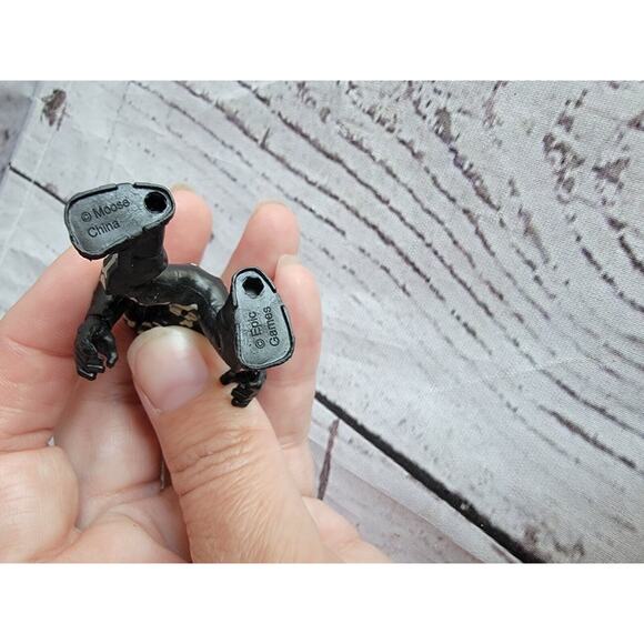 FORTNITE BATTLE ROYALE COLLECTION SKULL TROOPER 2" Figure Epic Games Moose 2018 - Picture 4 of 5